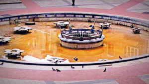 Фонтанът на копчетата стана кафяв подозират вандали