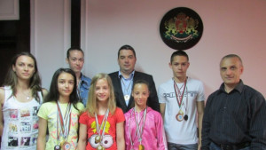 Златен медал подариха на горнооряховския кмет акробатите от Акро Нова