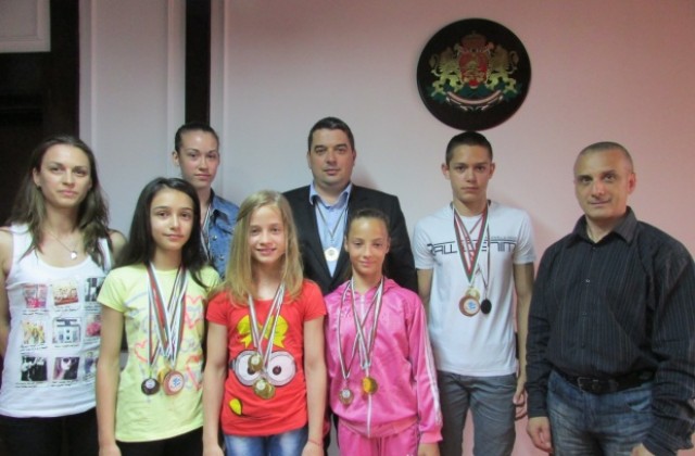 Златен медал подариха на горнооряховския кмет акробатите от Акро Нова