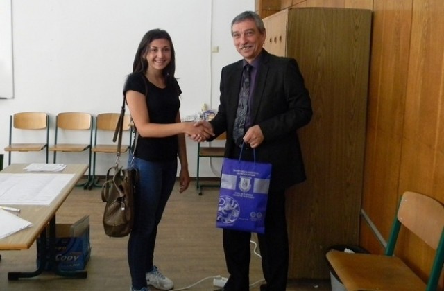 18-годишна първа подаде документи във ВТУ, записват над 500 първокурсници само по диплома