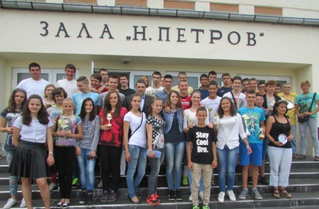В Г. Оряховица наградиха финалистите от ученическите игри
