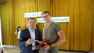 Кметът на Севлиево връчи дипломите на отличниците от СОУ Васил