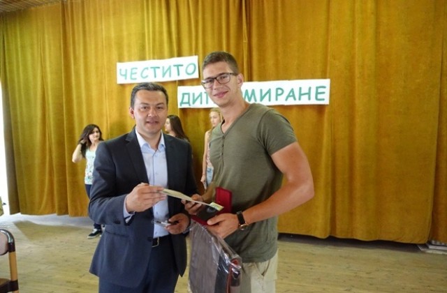 Кметът на Севлиево връчи дипломите на отличниците от СОУ „Васил Левски“