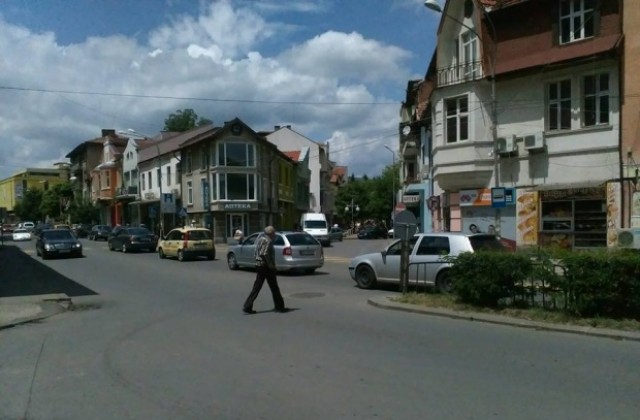 Полицаи контролират за неправилно пресичащи на пазара в Кюстендил
