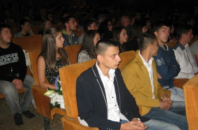 Зрелостниците на ПГ „Акад. Сергей Павлович Корольов получиха дипломите си