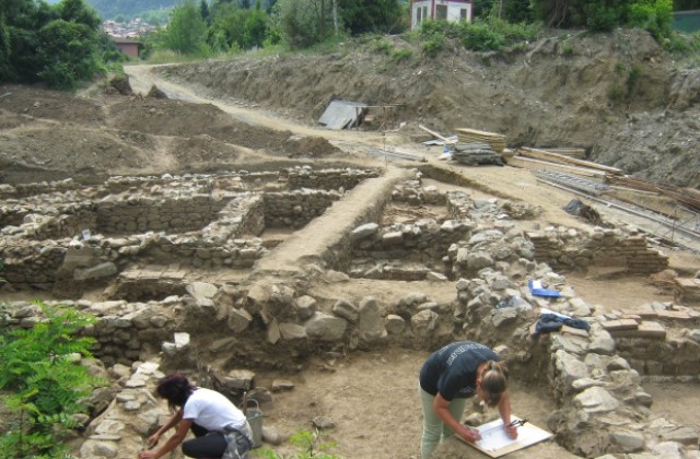 Намериха златна монета и фонтан при разкопки в Сапарева баня