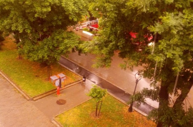 След дъжда:Дупка зейна на Руски, наводнени са къщи и занималня в градина