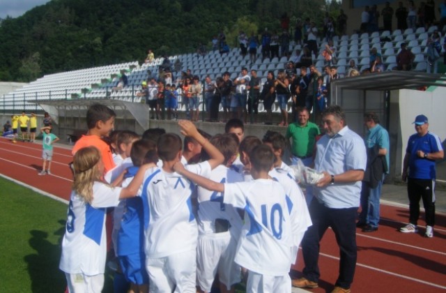 Надеждите на Левски спечелиха първенството на Футбол 9, етърци са шести