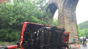 Комбайн се преобърна на пътя за Казанлък Има огромни задръствания