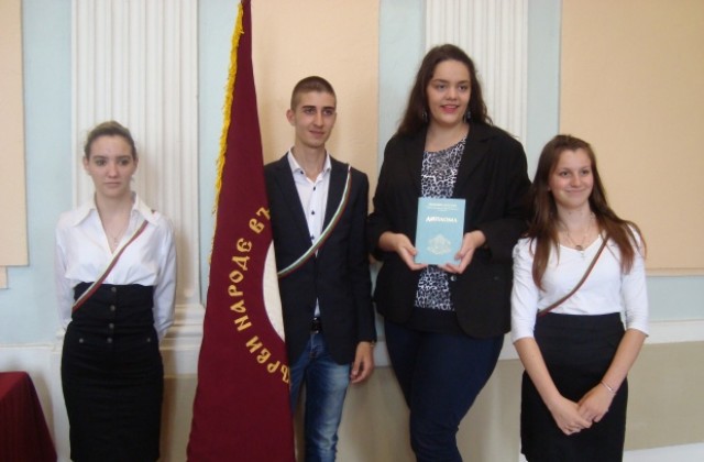 45 % от зрелостниците в Хуманитарна гимназия завършиха с отличен успех