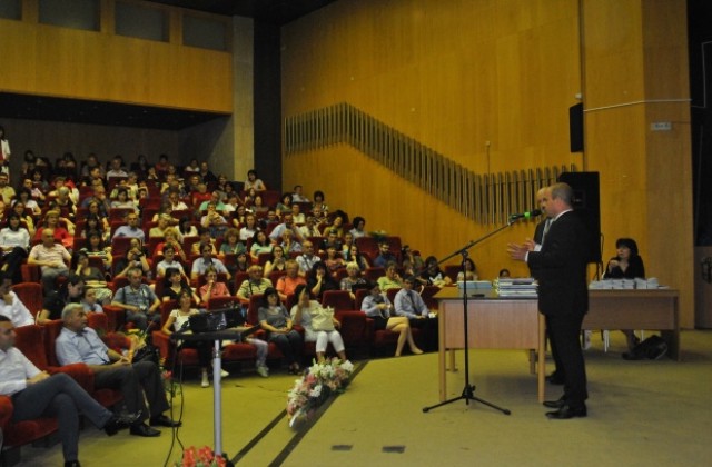 Кметът подари „Паспорт Русе на абитуриенти от математическата гимназия