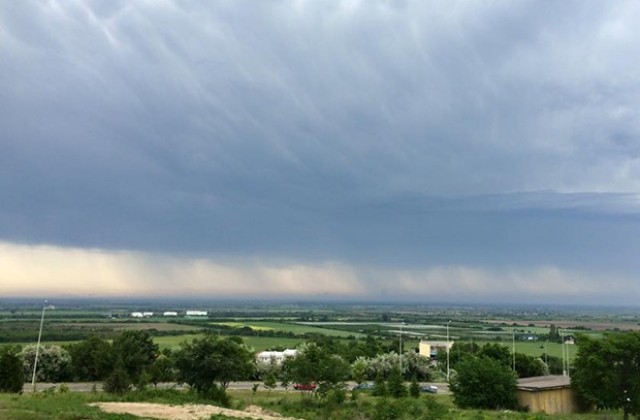 Съвети за безопасно поведение при гръмотевични бури и силни ветрове
