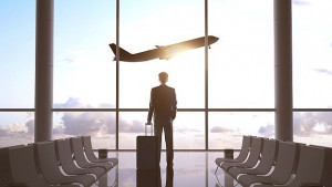 Закъснели за полет италианци тичаха пред излитащ самолет в Малта