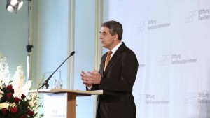 Плевнелиев апелира за продължаване диалога между Гърция и финансовите й