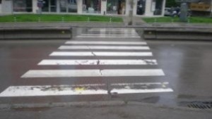 Блъснаха момиче на пешеходна пътека