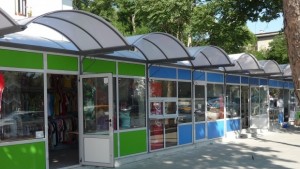 Само модерни павилиони на алеята в курорта Шкорпиловци