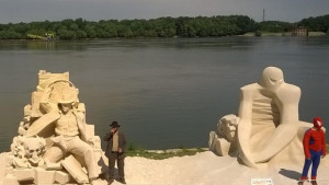 Пясъчните скулптури оживяха фигурите остават до края на лятото