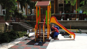 Ремонтират детската площадка в Пчелище по Местни инициативи