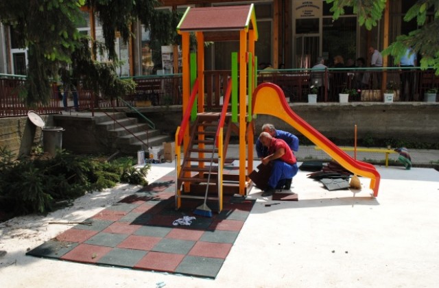 Ремонтират детската площадка в Пчелище по Местни инициативи