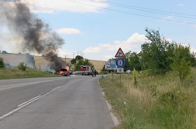 „Голф“ пламна в движение, изгоря