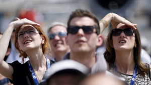 Дрон се спуска с парашут от самолет