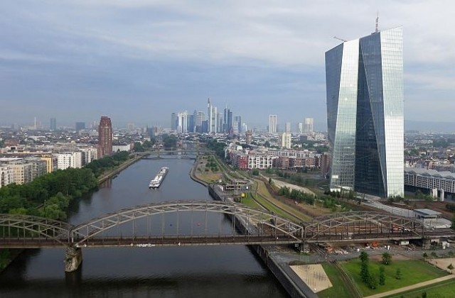 ЕЦБ повиши тавана за спешно финансиране на гръцките банки