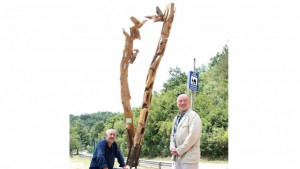4метров входен знак посреща туристите на Ксилифор