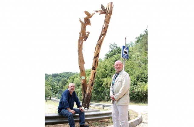 4-метров входен знак посреща туристите на Ксилифор