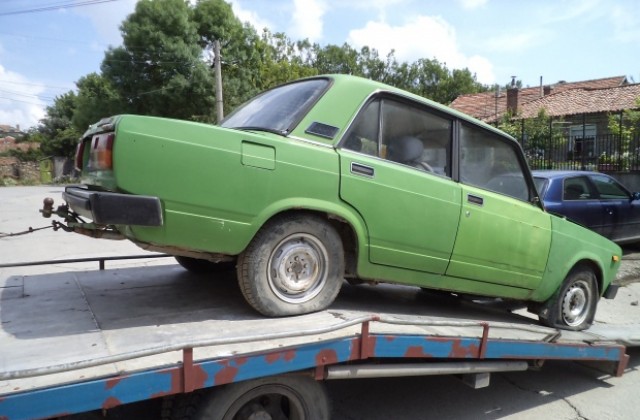 Започна принудителното премахване на стари трошки от горнооряховските улици