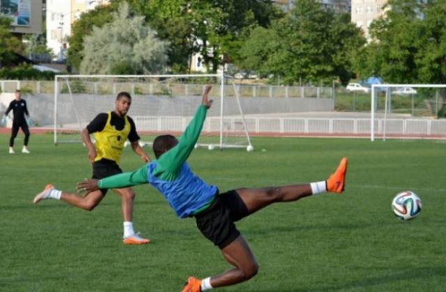 Жиньо подписва за 2 години, холандски бек близо до Черно море