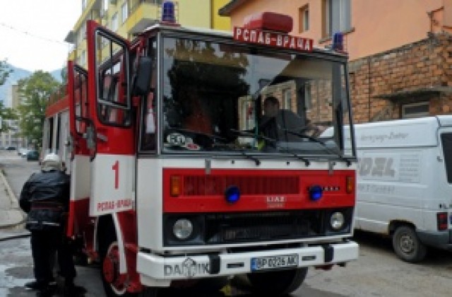 Огън унищожи лек автомобил във Враца