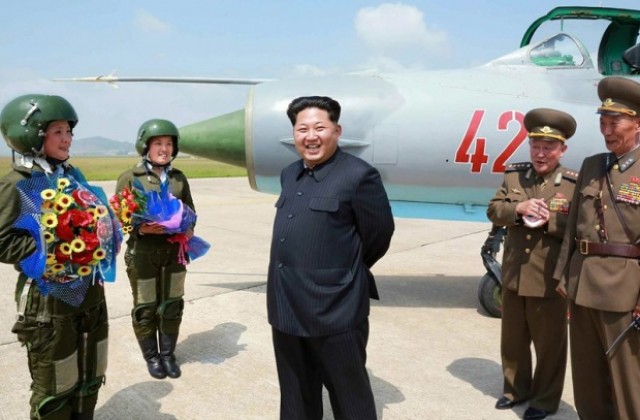 Жени пилотират свръхзвуков изтребител в КНДР пред погледа на Ким (СНИМКА)