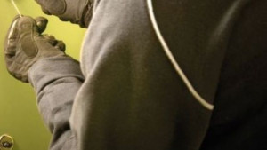 Неизвестен задигна две хиляди лева от апартамент