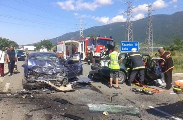 Двама загинаха при жестока катастрофа между камион и три коли