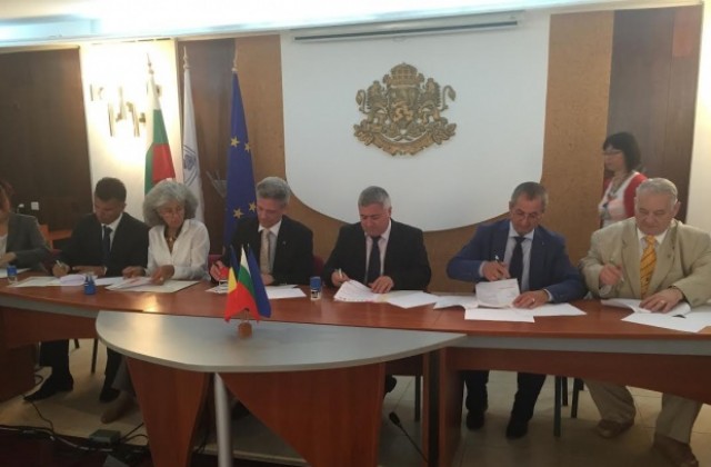 Подписан е меморандум за сътрудничество между администрацията, научните среди и бизнеса Русе – Гюргево – Букурещ