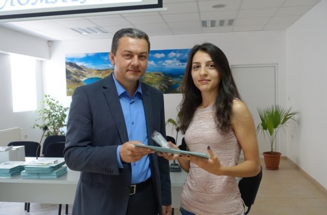 11 отличници от ПГМЕТ получиха дипломите си от кмета