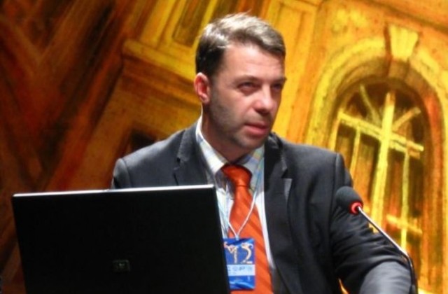 Николай Ненов с доклад за русенския карнавал на конференция в Загреб