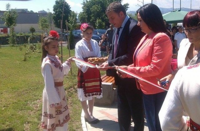 Откриха официално парк срещу общежитията на АУБ