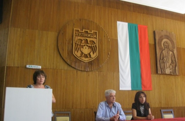 Училищните и читалищните библиотеки в община Дупница получиха дарение  „Историята на Дупница и Душнишко