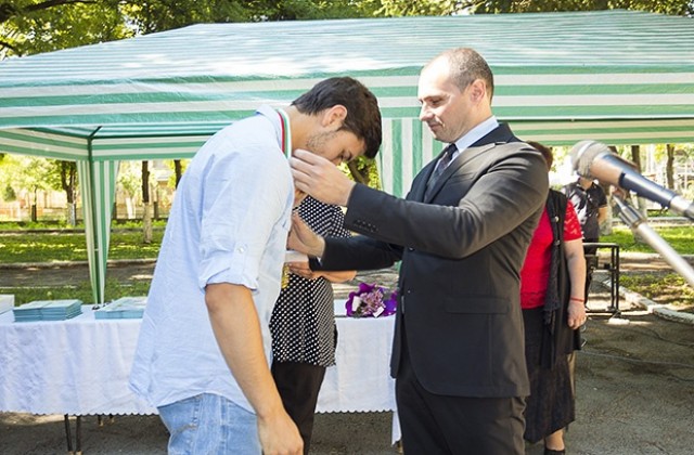 Народният представител Красен Кръстев връчи дипломи на зрелостници