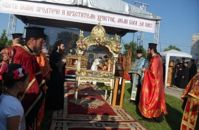 Хиляди посрещнаха мощите на Св. Йоан Предтеча от Гърция в Кърджали (СНИМКИ)