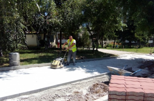 Продължава изграждането на нови тротоари по бул. България