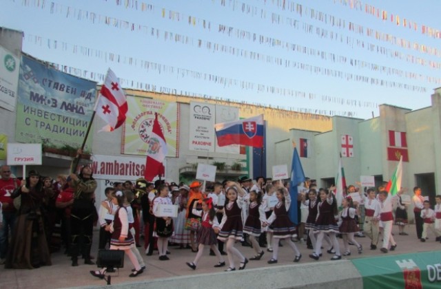 Раховче започна с дефиле на танцьори от шест държави, кметът се срещна с групите (СНИМКИ)