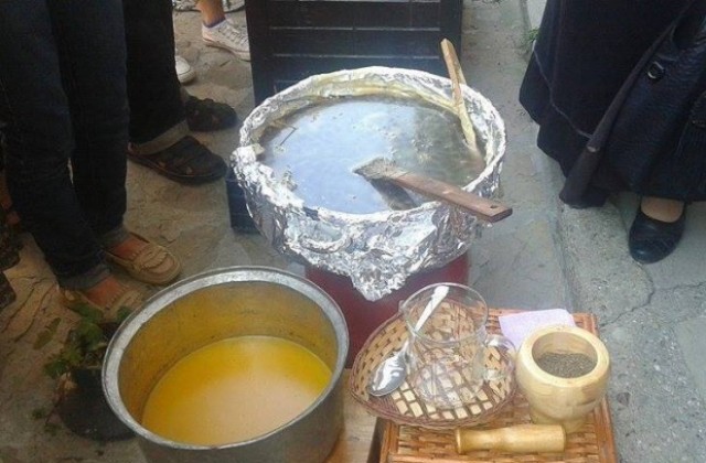 Приготвиха „Пластира на дванадесетте апостоли” за Еньовден във В. Търново