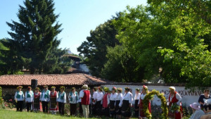 В Казанлък отбелязаха Еньовден с ритуали песни и наричания