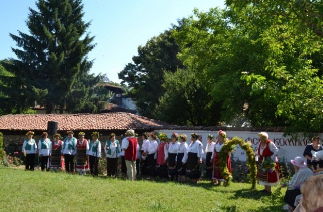 В Казанлък отбелязаха Еньовден с ритуали, песни и наричания