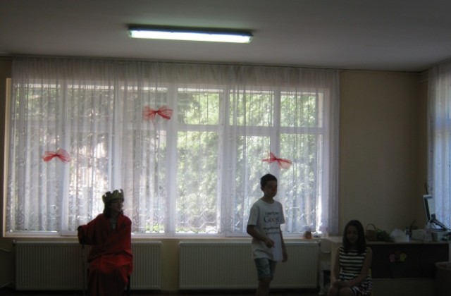 Деца играха театър за деца