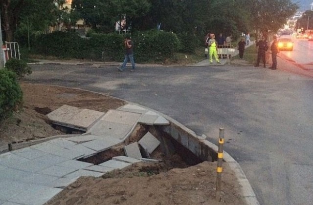 Спират строителството на метрото заради дупката на бул. „Черни връх”