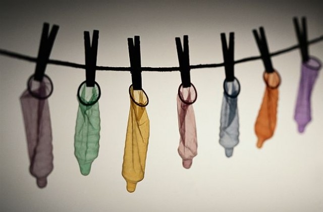 Деца изобретиха кондом, който променя цвета си при контакт с бактерии
