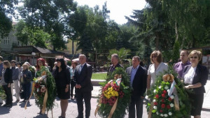 С тържествено слово и поднасяне на венци и цветя почетоха